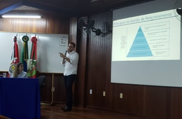 Acadêmicos de Sistemas de Informação participam de palestra com egressos Esucri