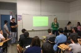 Jornalista Giovana Pedroso participa de bate-papo com acadêmicos de Administração