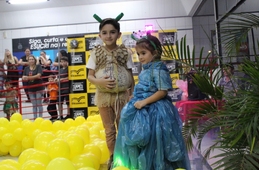 “Pequenos heróis” desfilam na Esucri/Uniasselvi em projeto de estudantes de Pedagogia