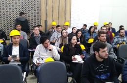 Acadêmicos de Engenharia Civil fazem visita técnica à Ceusa Revestimentos Cerâmicos