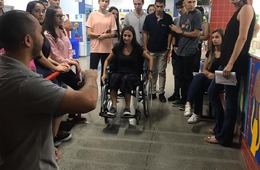 No primeiro dia de aula, alunos realizam atividade prática no hall da Esucri