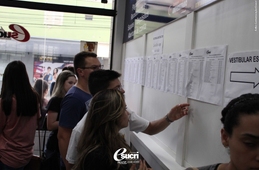 Vestibulandos realizam prova nas Faculdades Esucri
