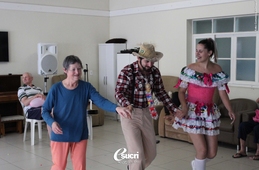 Acadêmicos levam dança e alegria ao Asilo São Vicente de Paulo