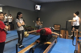 Acadêmicos de Educação Física visitam estúdio de pilates