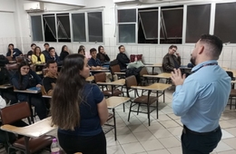 Palestra aborda cooperativismo e serviços financeiros em aula de Economia na Esucri