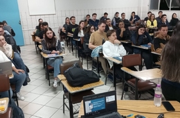 Palestra aborda cooperativismo e serviços financeiros em aula de Economia na Esucri